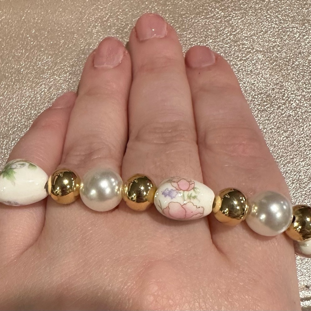 Floral Pearl and Gold Beaded Bracelet - Picture 4 of 5